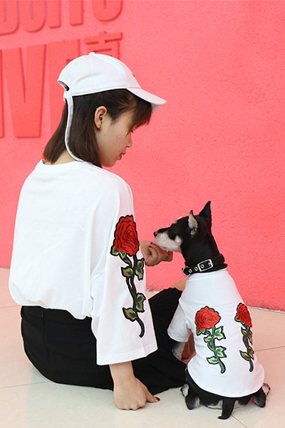 猫犬バラ刺繍飾り半袖Tシャツ